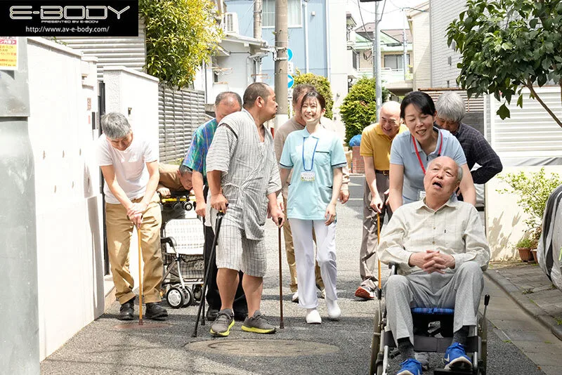 ebwh00267 優しくて断れない人妻介護士は 真っ白な女体を高齢者に貪られ… 濃厚こってり計16P乱交 柏木ふみか かしわぎふみか 巨乳 介護士 サンプル10